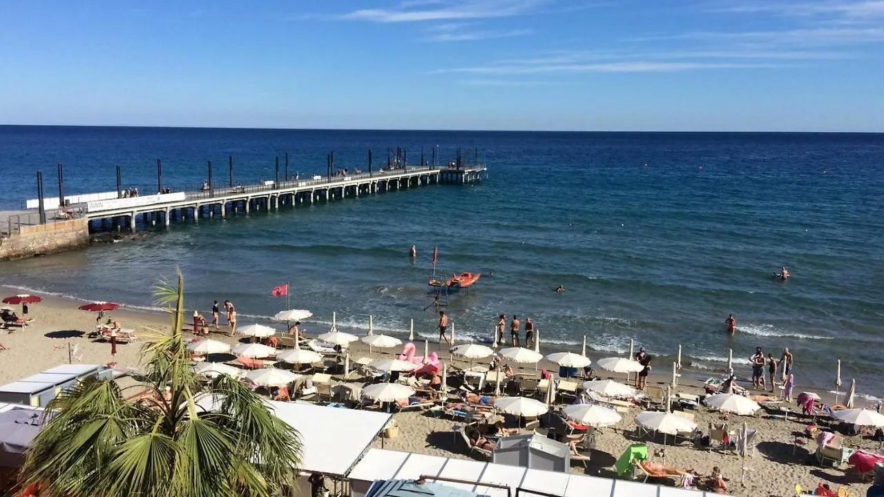 Attico Fronte Mare Molo Di Alassio Apartment 0*,