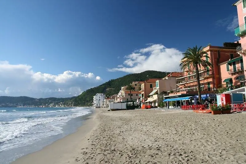 Attico Fronte Mare Molo Di Alassio Apartment