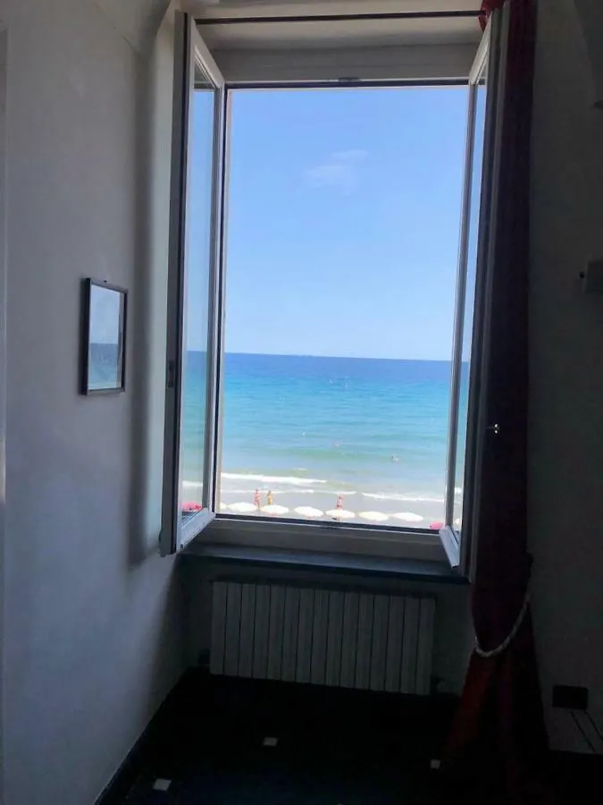 Attico Fronte Mare Molo Di Alassio Apartment